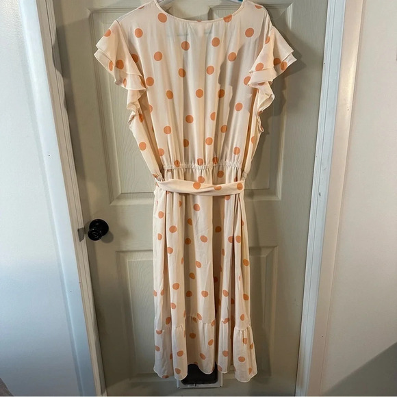 Lauren Conrad flutter sleeve midi dress. Size 3X. Light peach with large circles - Picture 2 of 8